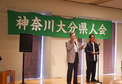 神奈川大分県人会出席・牧、佐藤の来賓挨拶（7月・東京都日本青年館ホテル）