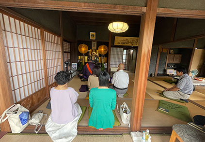 樹林寺にて市原家の方らと大友宗麟公お盆供養（8月・臼杵市）