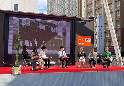 「府内のまち・文化フェス」県立芸術文化短期大学との共催・学生による府内の基幹産業であった「七島藺の仕事」聞き取り取材の模様