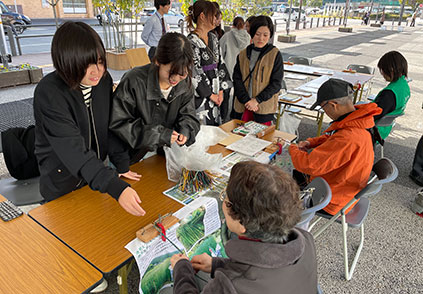 「府内のまち・文化フェス」くにさき七島藺工芸作家岩切さんをお迎えしてのミサンガ作りワークショップの模様